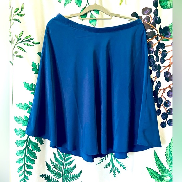Dresses & Skirts - Banana Republic “silk” midi skirt, billowy and light